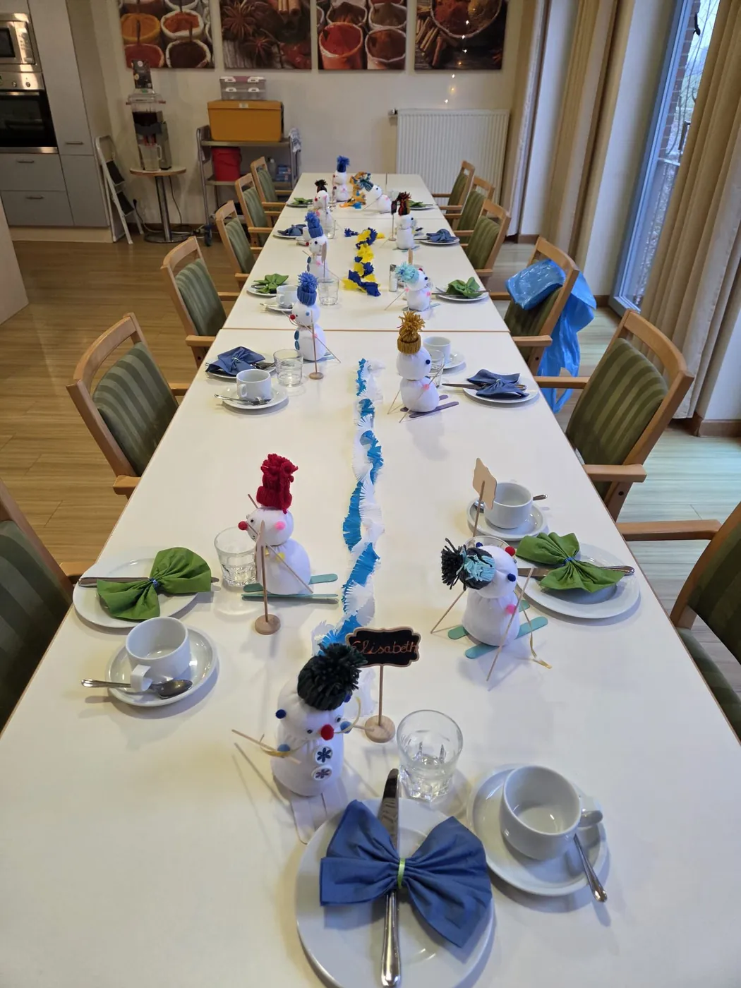 Liebevoll gedeckte Festtafel mit selbstgebastelten Schneemännern