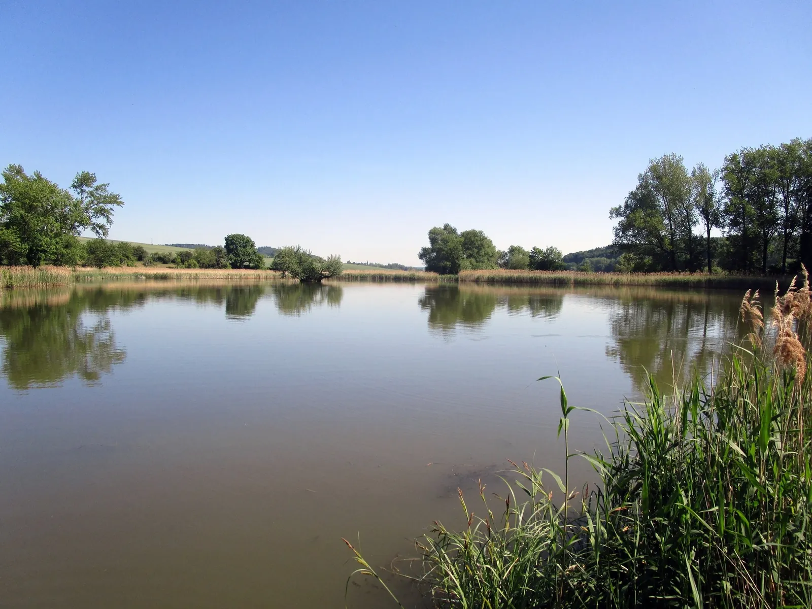 Ruhiges Wasser, weiter Himmel